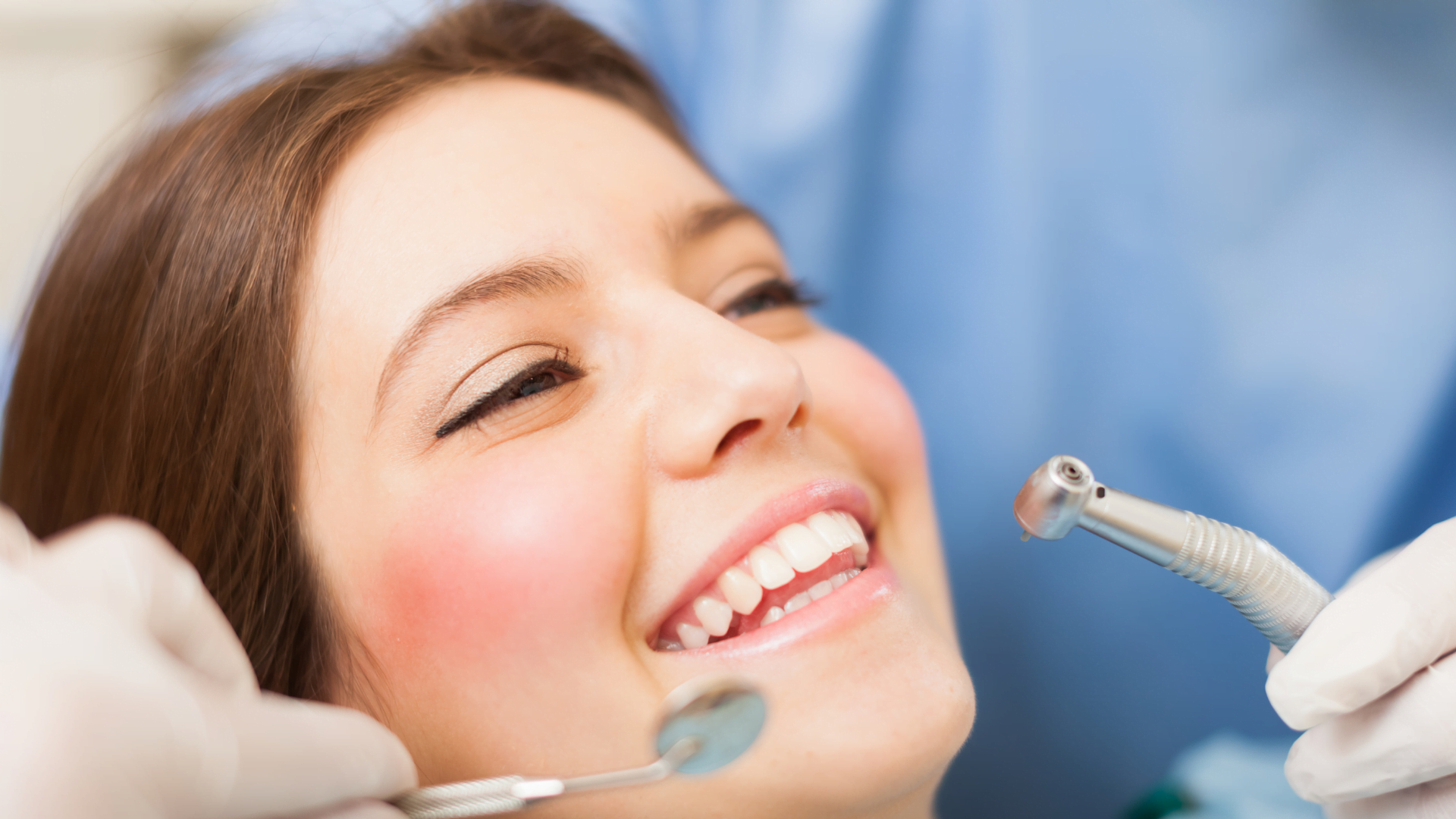 Rüya Dent olarak, eksik dişlerinizin yerine konması ve sağlam bir gülüş elde etmeniz için en modern implant çözümleri sunuyoruz.